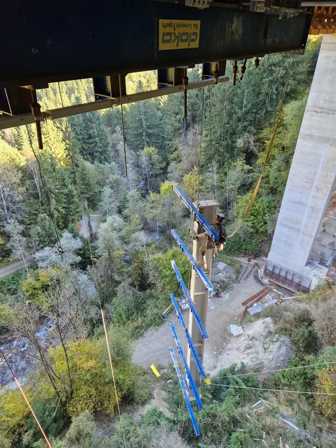 Höhenarbeiter der Kraxler bei Seilarbeiten an einer Brücke