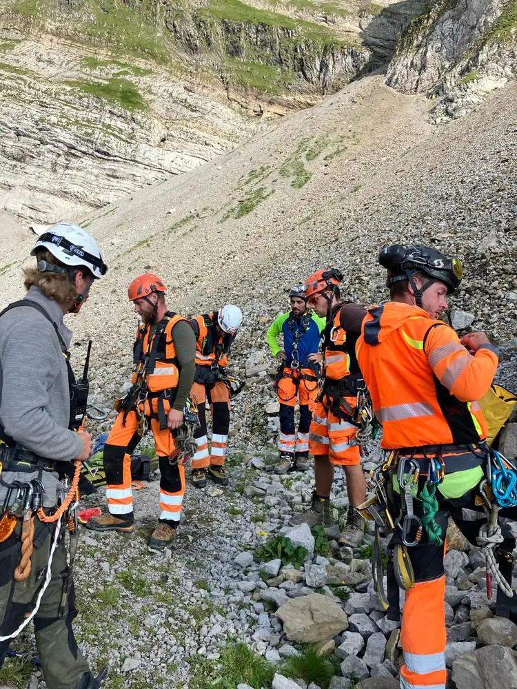 Das Team der Kraxler in voller Sicherheitsausrüstung im Einsatz